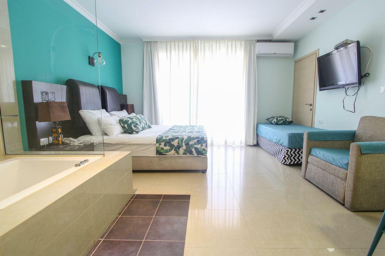 Olive Baywatch Hotel Tel Aviv Exterior photo